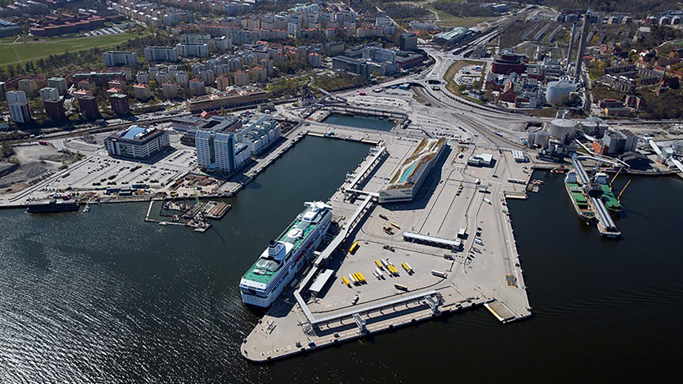 Hamn med båtar. Bostadshus och grönområde. Flygfoto.