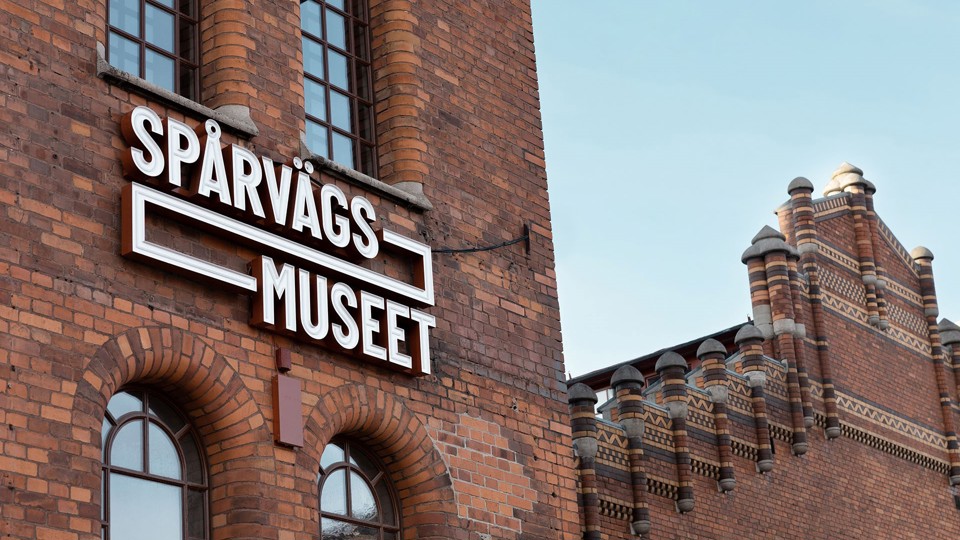 Röd tegelfasad med texten Spårvägsmuseet.