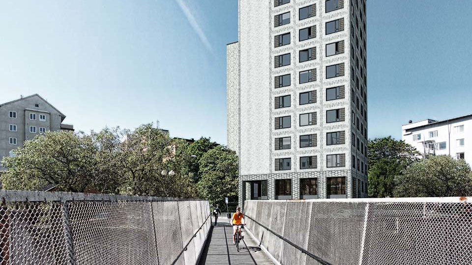 En gångbro framför ett högt vit hus.