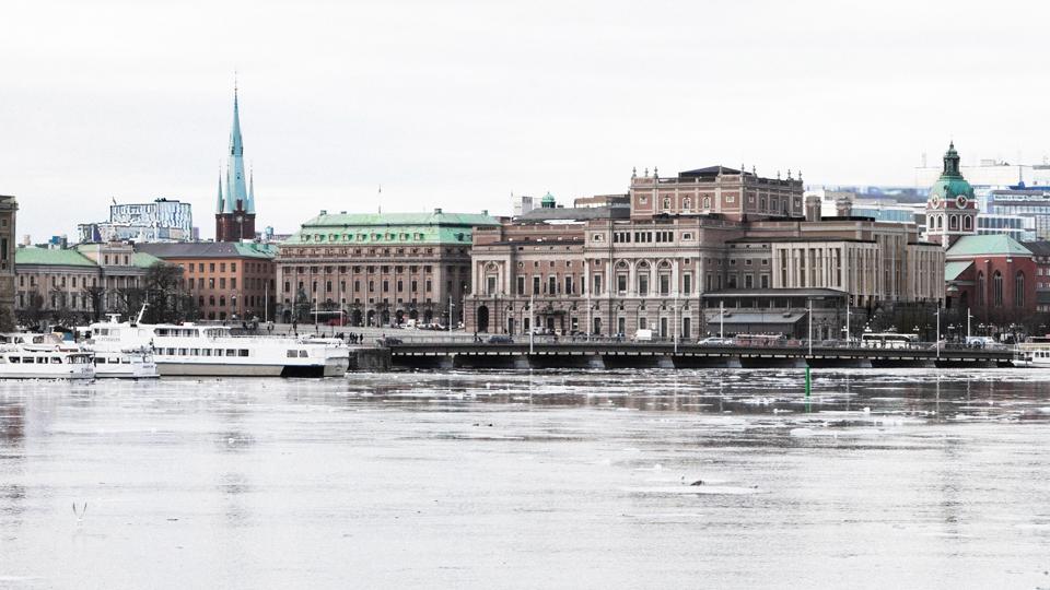 Illustration av Operahuset i Stockholm med en föreslagen påbyggnad, sett från Skeppsbron