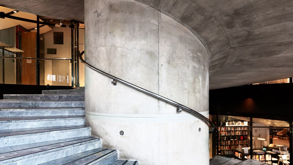 Spiraltrappa i betong och sten i Kulturhuset 