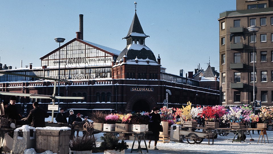 På torget framför Östermalms saluhall säljs påskpynt under våren 1969, foto.