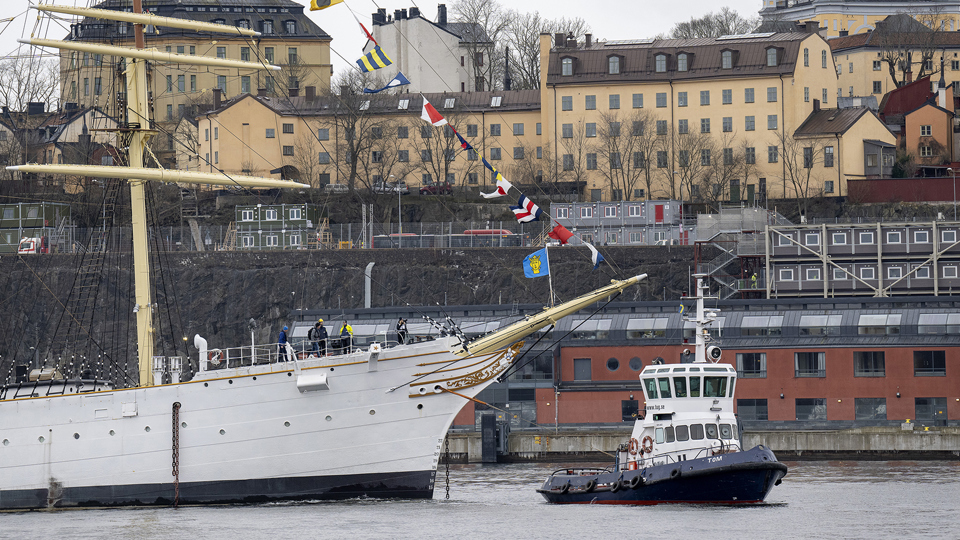 Af Chapman bogserades tillbaka till Skeppsholmen, foto.