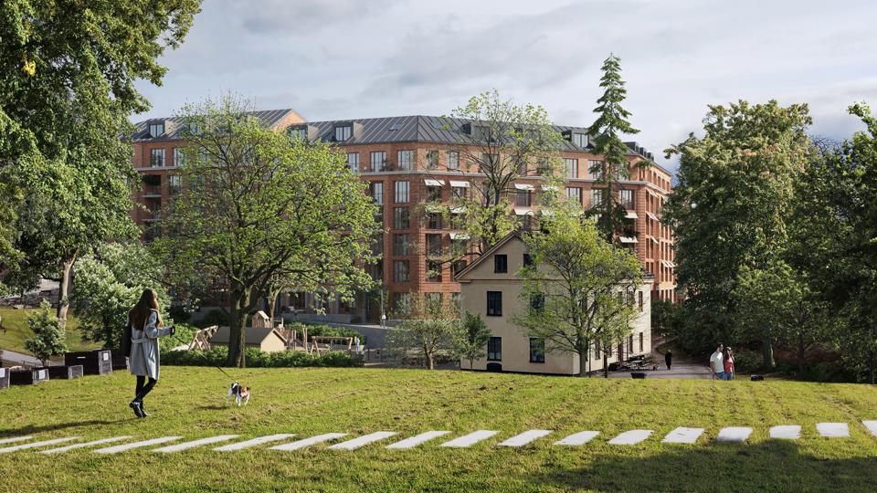 Bild av park med kvinna som går och rastar hunden med förslag på ny bebyggelse i fonden. 