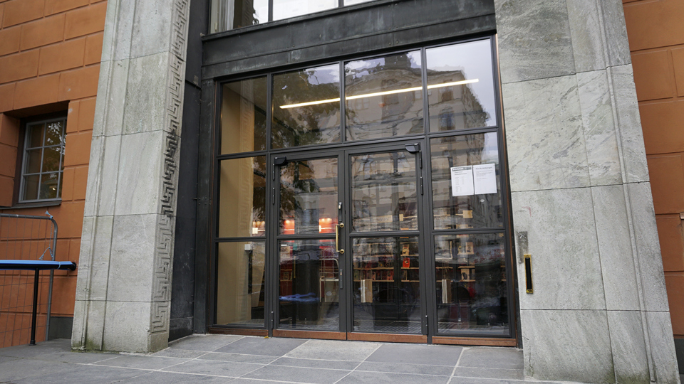 Entrén till Stadsbiblioteket sett från Odengatan.