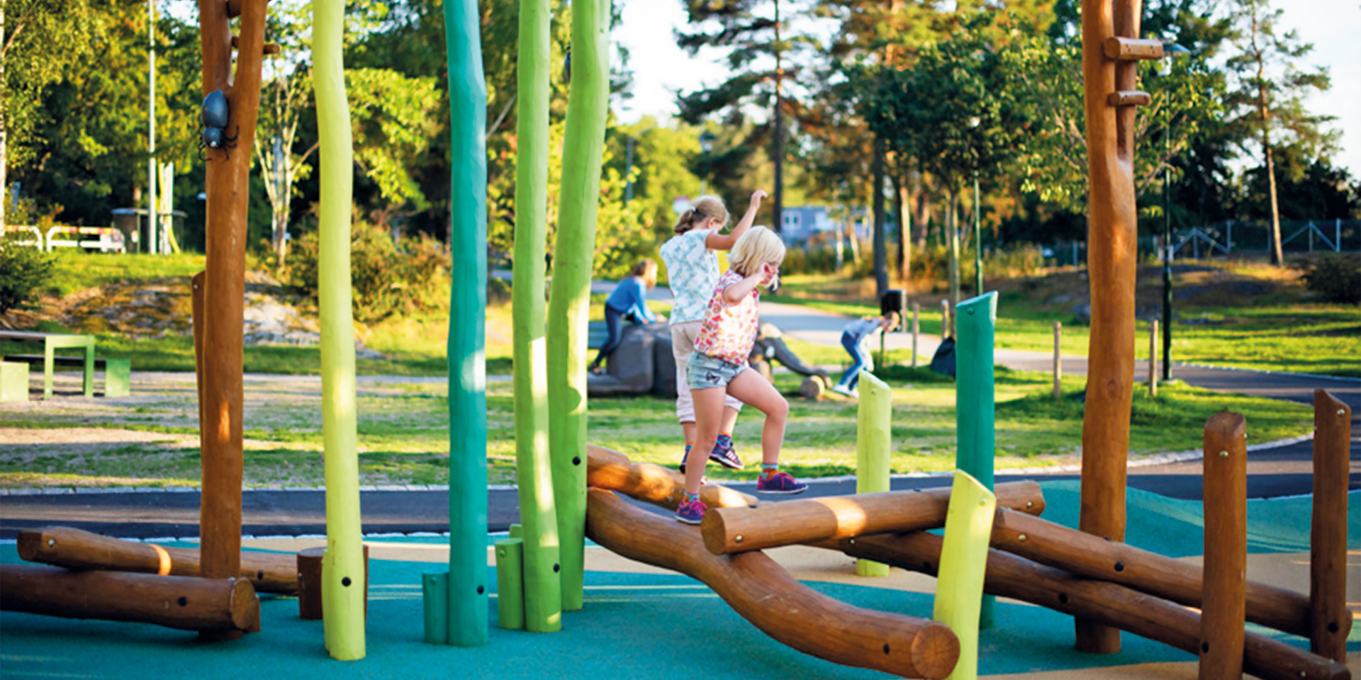 En lekpark med barn som går balansgång i klätterställning, foto.