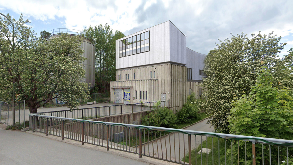 Vit- och beige byggnad i modern stil omgiven av träd och buskar, illustration/foto.