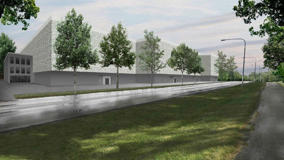 Byggnad i etapper. Framför en trottoar med trädplantering, bilväg, gräsmatta och lyktstolpar längs med vägen, illustration.
