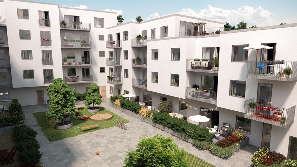 Bostadshus med balkonger och uteplatser som omsluter en innergård med träd, gröna ytor och stenbelagda gångar, illustration.