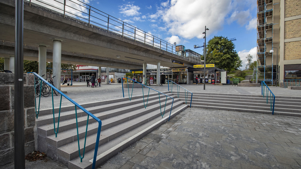 Trappa mot torg och tunnelbanestation, fotografi.