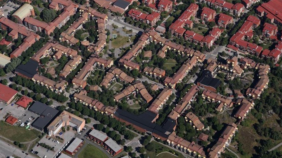 Flygfoto över Skarpnäcks sydöstra del. Många hus med röda tak och några med svarta tak.