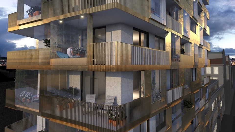 Bild som visar del av ett höghus med bostäder. Balkonger med blommor, sittmöbler. Illustration