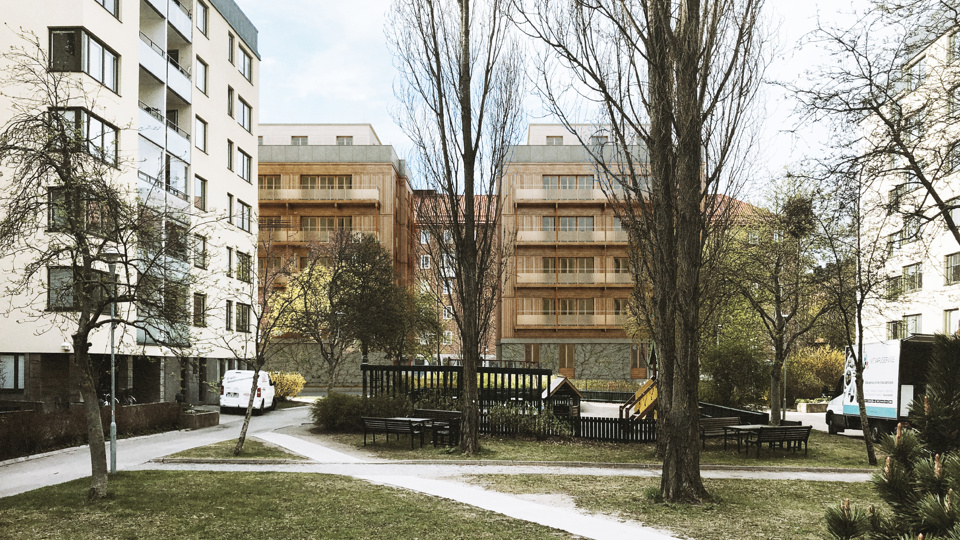 Innergård med omgivande flerbostadshus i stadsmiljö, fotomontage.