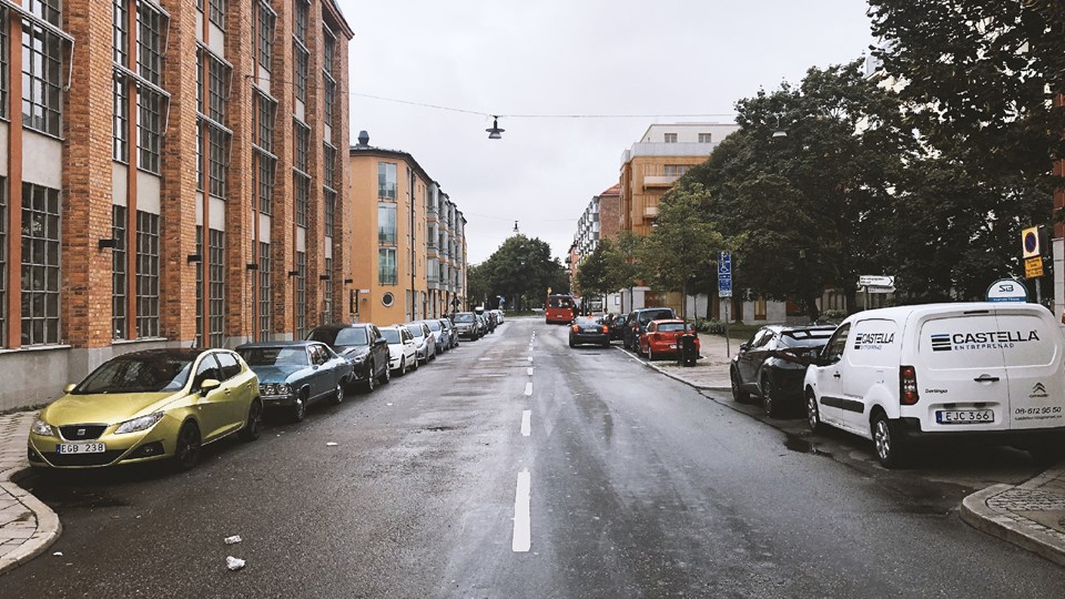 Vy längs med gata med äldre och ny bebyggelse, stadsmiljö, fotomontage.