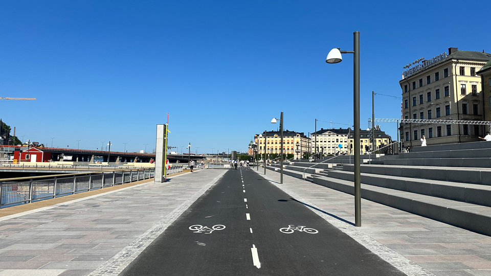 Gång-och cykelbana längs Norra slusskajen. Vy västerut.