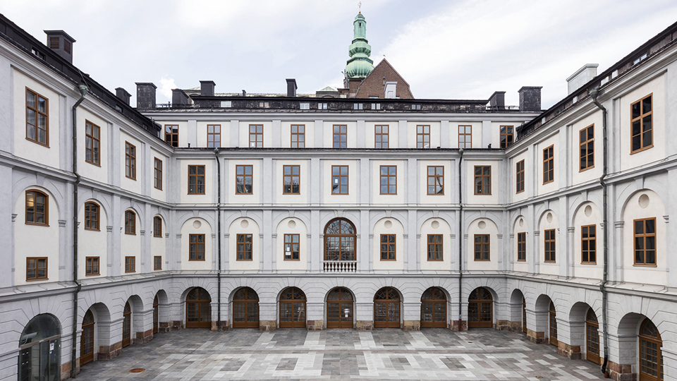 Byggnaden omsluter den stenbelagda innergården, foto.