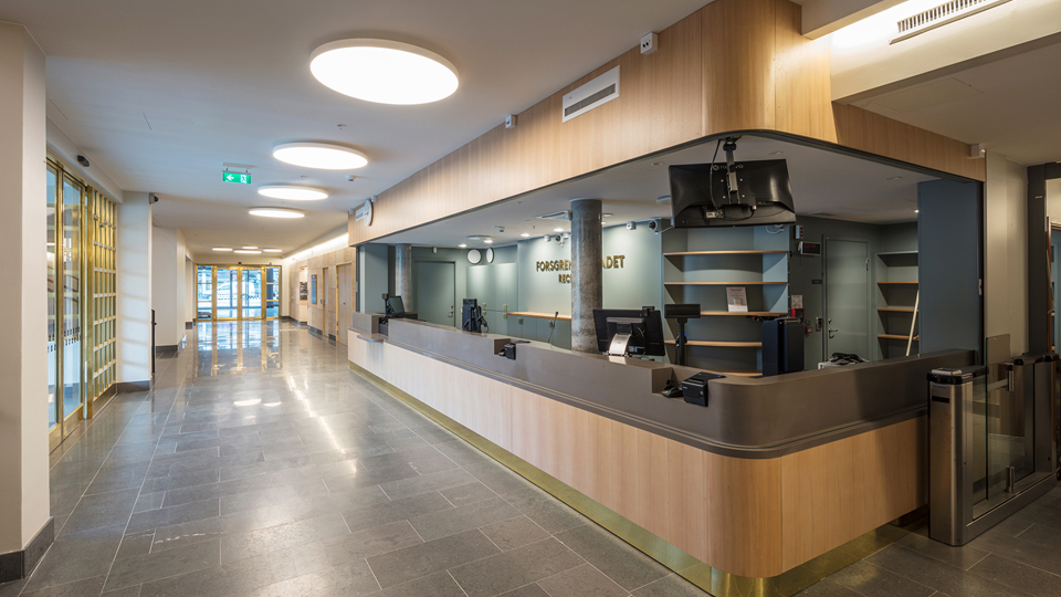 Medborgarhusets nya huvudentré samt Forsgrénska badets reception. 