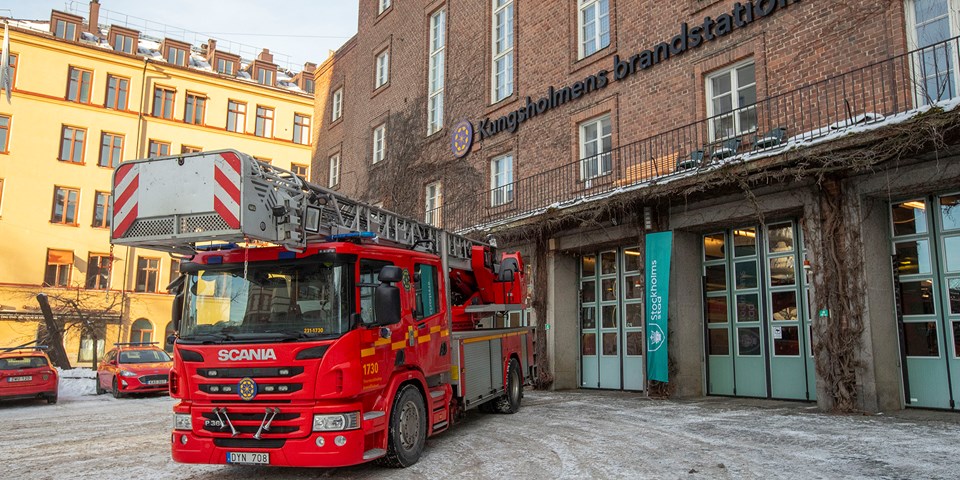 Brandbil med stege framför Kungsholmens brandstation, foto.