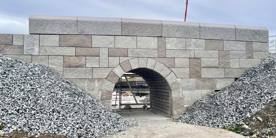 Den nya bron på Årstafältet är inspirerad av den gamla stenvalvsbron på platsen. Snart är den helt klar, och snart har den fått ett namn. 