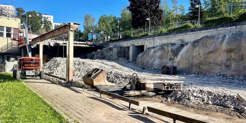 Rivning av parkeringsdäcket pågår. I framtiden får platsen konst, bättre belysning och nya planteringar.