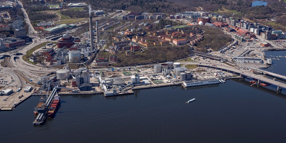 Område med industribyggnader invid vatten. 
