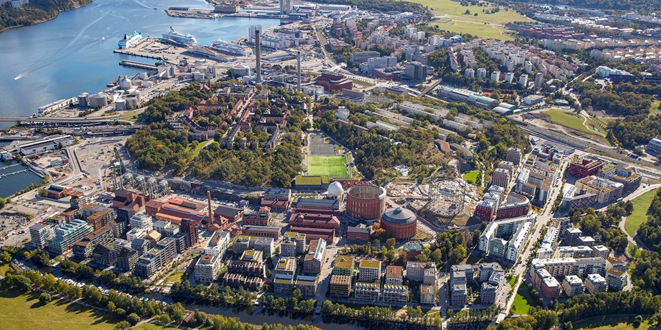 Norra djurgårdsstaden. Hamn, bostadshus, gasklockor, fotbollsplan och industribyggnader. Flygfoto.