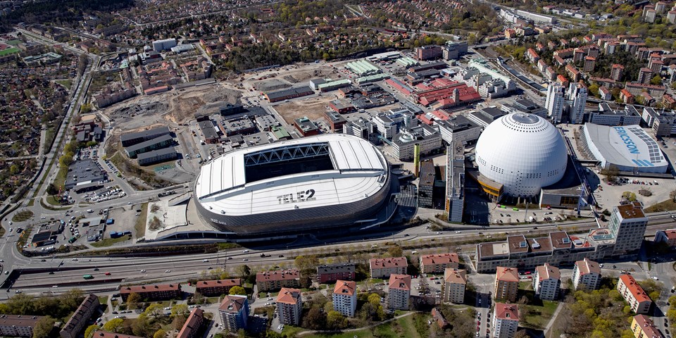 Flygfoto över arenorna, från vänster Tele 2 arena, Aviici arena och Hovet.