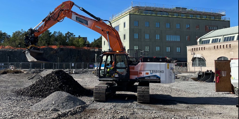 Stora elhjullastaren i entreprenad Fållan park.