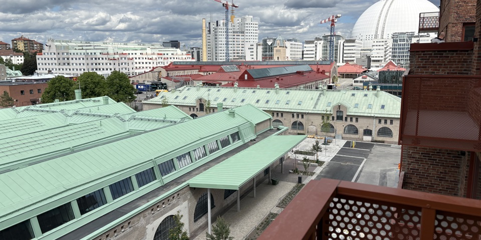 Utsikt från en högre tegelbyggnad i Slakthusområdet med utsikt mot Globen.