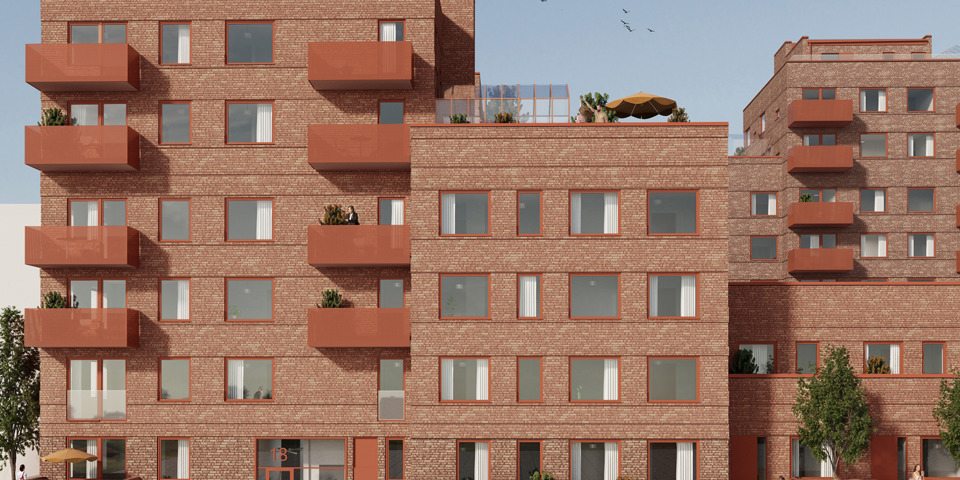 En visionsbild av ett flerbostadshus i Slakthusområdet, designat av Larsson Arkitekter. Byggnaden har rödbrunt tegel och balkonger, med fönster och entréer i en enhetlig stil. På gatan framför byggnaden promenerar människor och cyklar, och balkonger samt takterasser är dekorerade med växter och trädgårdsmöbler.