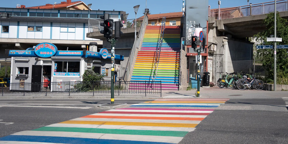 Trappa målad i regnbågsfärger inför Pride District i Slakthusområdet.