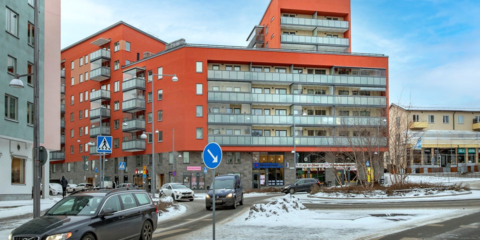 Rondell i Årsta med ett nytt kvarter som innehåller butik och bostäder.