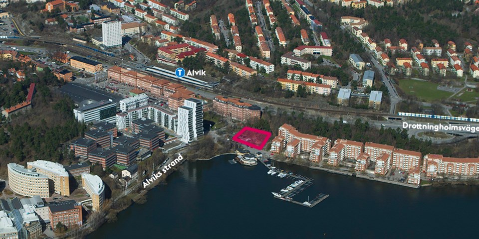 Flygfoto över Tranebergs strand och Alvik, med kontorshus, bostadshus och båtar vid båtklubb. Planområdet är markerat i rött. 