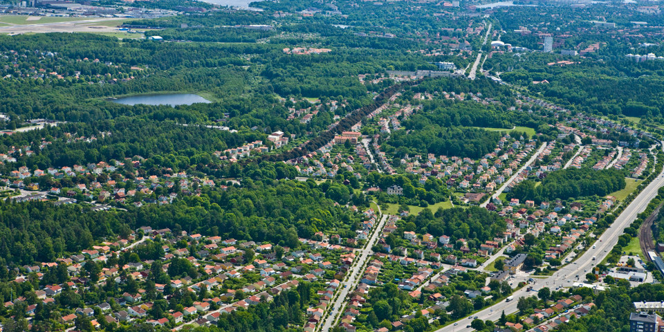 Flygvy över bostadsområden, grönområden och sjöar, foto.