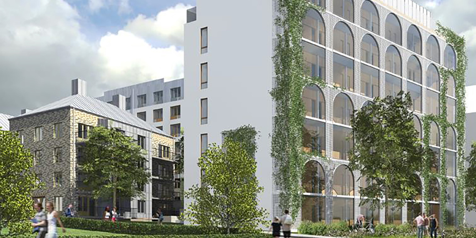 Vy mot flerbostadshus med klätterväxter på fasaden, människor i rörelse, illustration.