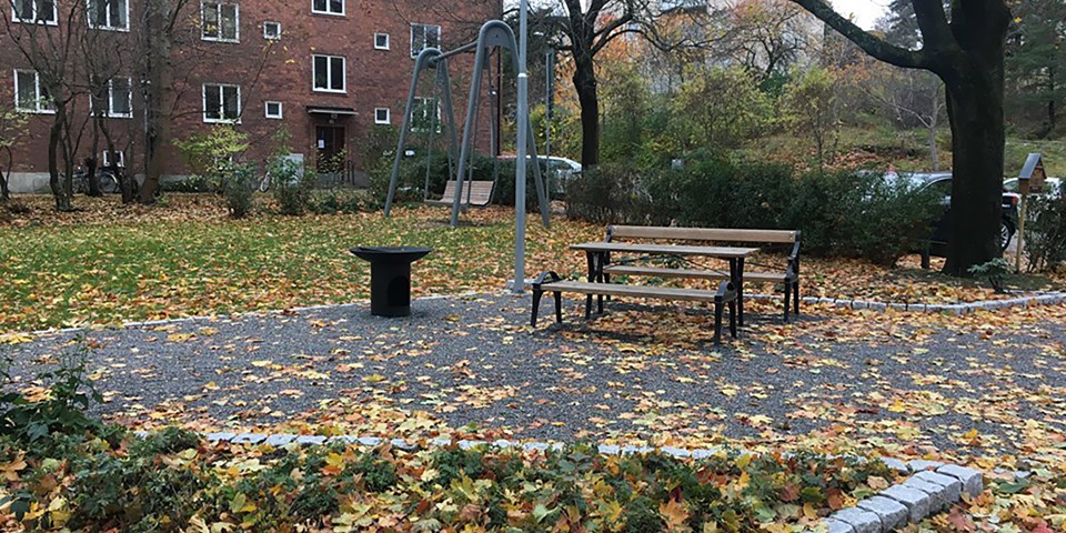 Grill, bänkar med bord och en hammock i den upprustade Skagersparken. Foto.