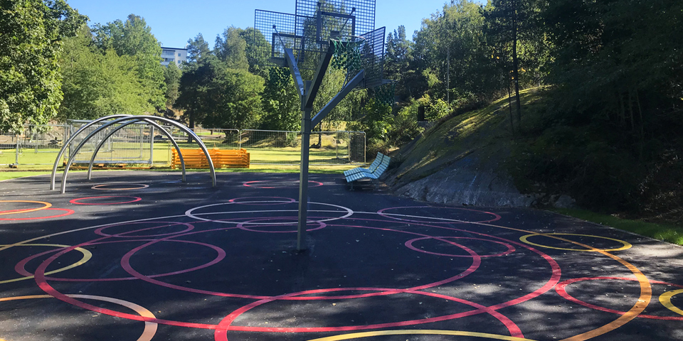 Park med klätterställning och basketmål