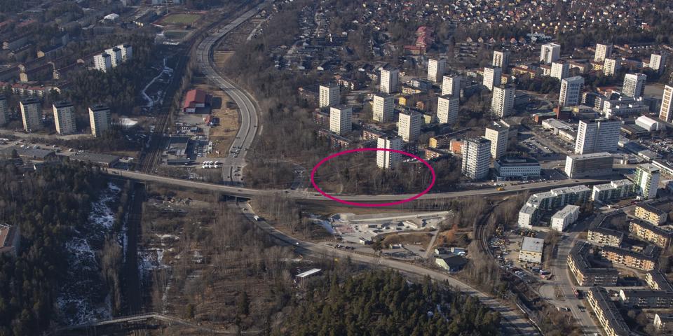 Flygvy över Rågsved med planområde markerat, foto.