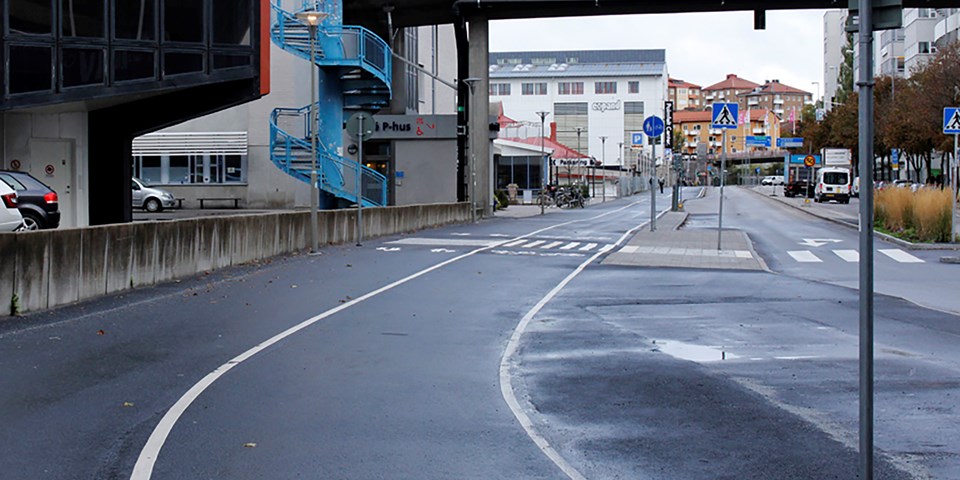 Gång- och cykelbana bredvid bilväg. Bro som går ovanför. Foto.