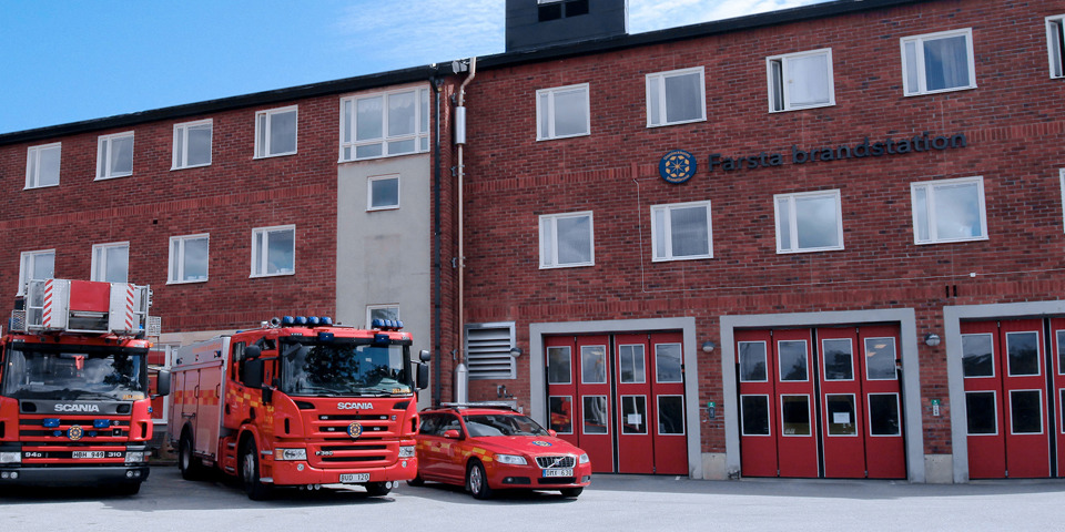Brandfordon framför Farsta brandstation, foto.
