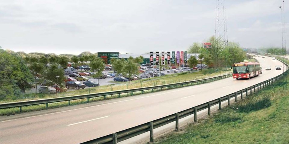 Vy från Tyresövägen handelsområde med butiker och stor parkeringsyta. Buss och bilar på motorvägen framför, fotomontage.