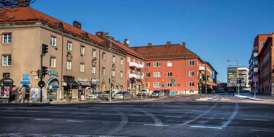 Vägkorsning kantad av hus.