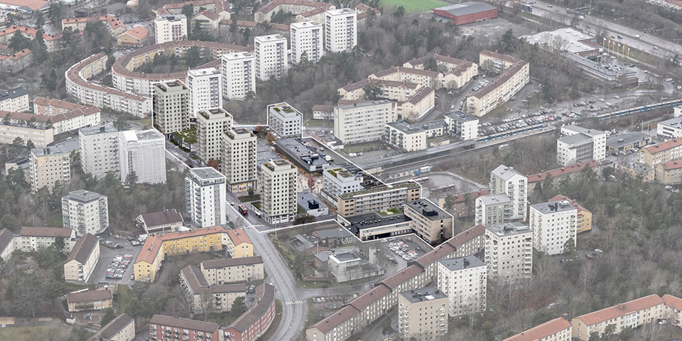 Flygfoto över Fruängens centrum med planförslaget monterat in i bilden. Omgivningen är nedtonad i bilden.