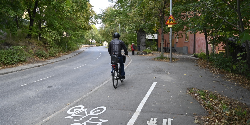 Cyklist cyklar längs Lövholmsvägen.