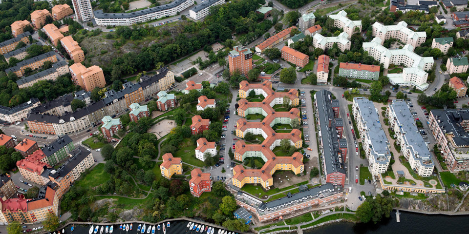 Flygvy över Gröndal, vatten och båtar vid båtplatser. Foto.