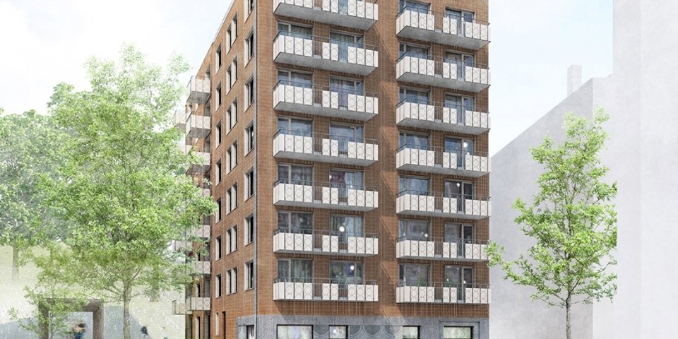Flerbostadshus med cirka 7 våningar, med balkonger mot gata, människor i rörelse, illustration.