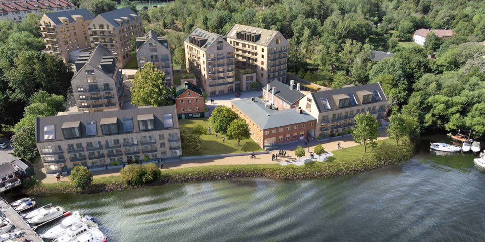 Vy över område med strandpromenad, flerbostadshus, vatten, båtar vid brygga, skogspartier, fotomontage.
