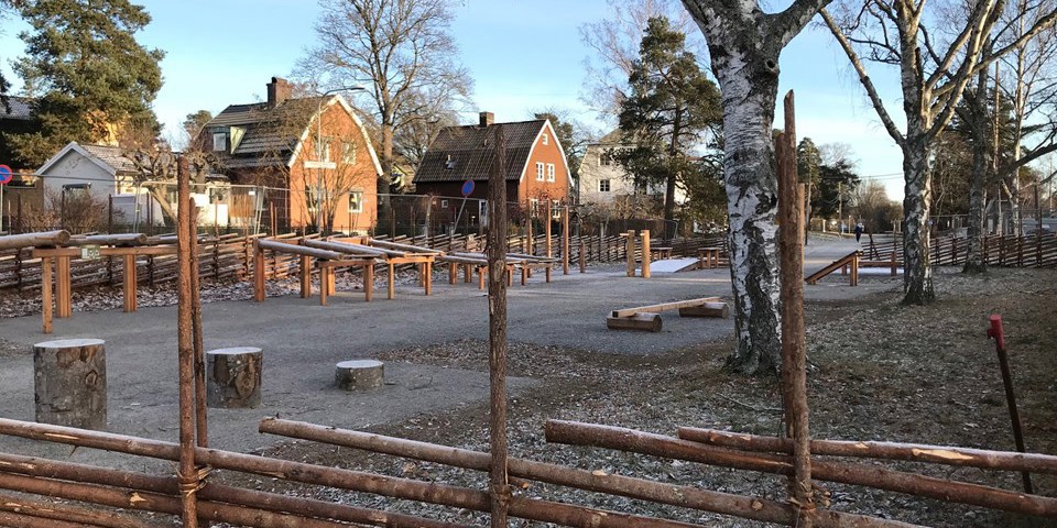 Utegym, gärdsgård, hus, fotografi.