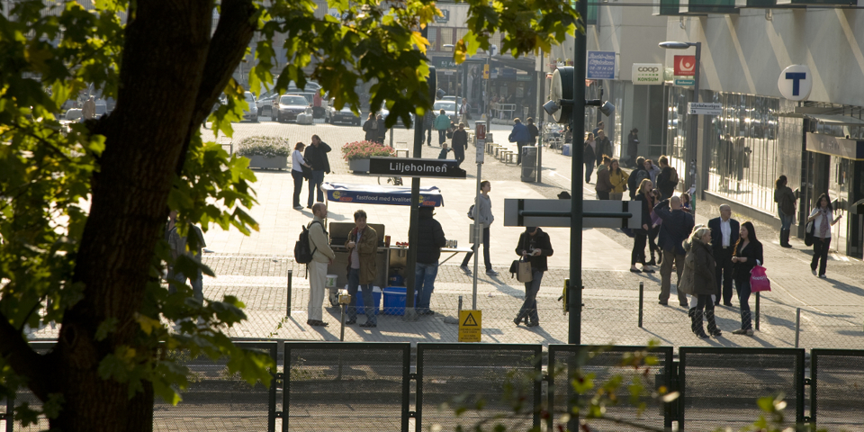 Kollektivtrafikstation, människor i rörelse, fotografi.