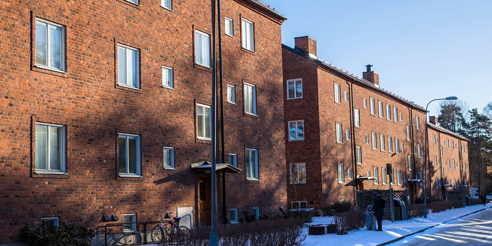 Flerbostadshus i tegel.